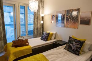 波里Antintorni Apartment 14的客房设有两张床和窗户。