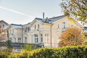 塞巴特阿尔贝克Villa am Strand的一间大型奶油色的房屋,设有窗户