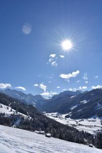 克雷纳尔Vorderstuhlhof的天空中阳光下的白雪 ⁇ 山景