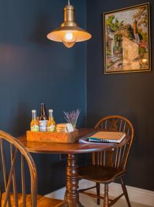 赛伦塞斯特Cotswold Place的餐桌,配有两把椅子和一盏灯
