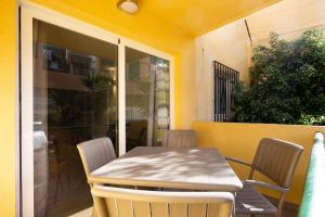 阿罗纳Torres del Sol的桌椅坐在带窗户的庭院