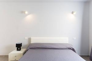 阿罗纳Torres del Sol的一间卧室配有一张带两个灯的床
