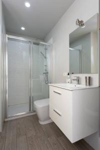 阿罗纳Torres del Sol的带淋浴和卫生间的白色浴室