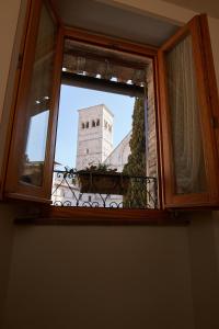 阿西西CORE MIO的透过窗户可欣赏到建筑的景色
