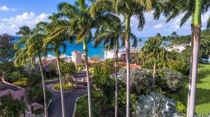 圣詹姆斯Fairmont Royal Pavilion Barbados Resort的棕榈树度假村的空中景观