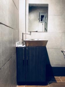阿瓜迪亚Modern Suite #0 - best location的一间带水槽和镜子的浴室