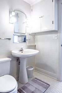 谢里登The Nelson Inn的白色的浴室设有水槽和卫生间。
