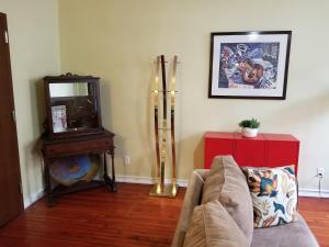 纽约Spacious Fully Furnished Harlem Apartment Near Morningside Park的带沙发、桌子和镜子的客厅