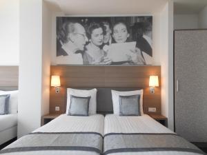 阿姆斯特丹音乐会酒店的卧室配有一张挂在墙上的床铺
