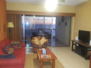 佩尼亚斯科港Sonoran Sun Resort的带沙发和咖啡桌的客厅