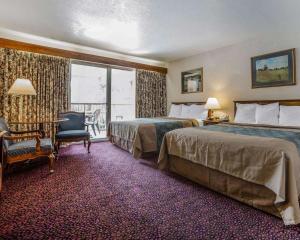 里诺里诺经济酒店及斯帕克斯会议中心的酒店客房设有两张床、一张书桌和一个窗户。