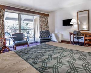 里诺里诺经济酒店及斯帕克斯会议中心的酒店客房设有一张大床和一个阳台。