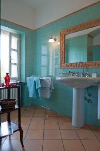 卡拉曼德拉纳La Giribaldina Winery & Farmhouse的一间带水槽和镜子的浴室