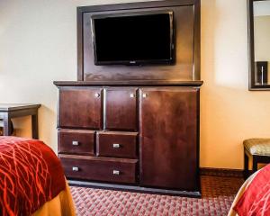 罗斯威尔Quality Inn & Suites Roswell的酒店客房的梳妆台上配有平面电视