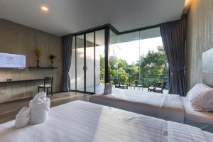 涛岛Matina Mountain Resort的酒店客房设有两张床和一个阳台。