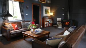 金德拜恩Troldhaugen Lodge - Adults Only的带沙发、桌子和壁炉的客厅