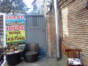 西格纳吉Guest House Wine的砖墙旁的品酒标志
