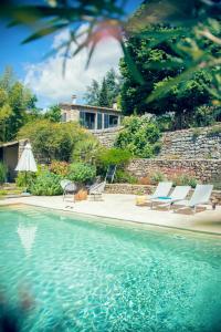 SanilhacLe Domaine du Fayet的一个带椅子的游泳池以及一座房子