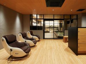 大阪新大阪酒店的一间设有四把椅子的等候室和一个美发沙龙