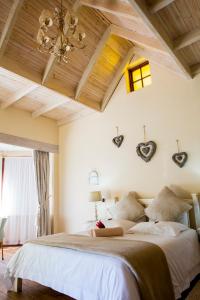 斯泰伦博斯斯基帕德弗雷葡萄酒旅馆的一间卧室设有一张带木制天花板的大床