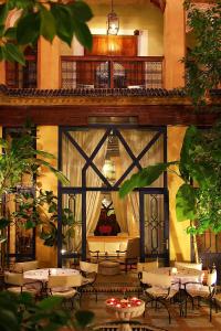 马拉喀什桑德斯摩洛哥传统庭院住宅的一间带桌椅的餐厅以及一个阳台