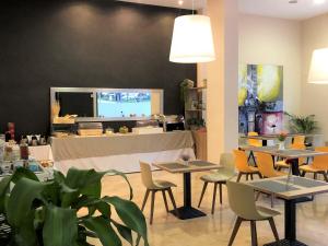 瓦伦西亚毕加索广场公寓的一间带桌椅和柜台的餐厅