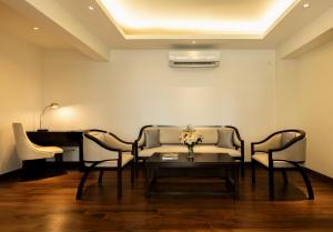 科伦坡Lavonca Boutique Hotel的客厅配有沙发、椅子和桌子