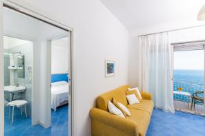 马奥莱多特里住宅酒店的带沙发的客厅和卧室