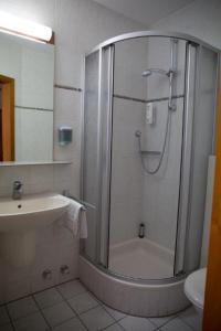 霍夫格鲁纳灵德兰德酒店的带淋浴和盥洗盆的浴室