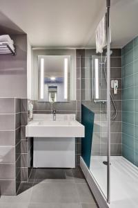 Courcouronnes宜必思风格艾薇丽斯酒店的一间带水槽和淋浴的浴室