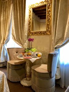 威尼斯帕塔蒂娜住宿加早餐旅馆的一间带桌子和镜子的用餐室