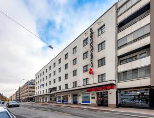 图尔库Omena Hotel Turku Humalistonkatu的一条城市街道上的白色大建筑