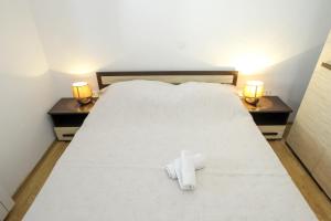 Molat维拉欧拉达公寓的一张带毛巾的睡床