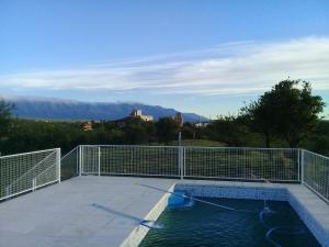 库拉布罗切罗镇La bendicion的一座位于庭院内的游泳池,庭院内以群山为背景
