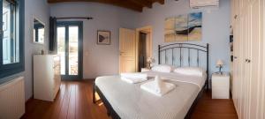EpiskopiónPetra Traditional House的一间卧室配有两张带白色枕头的床