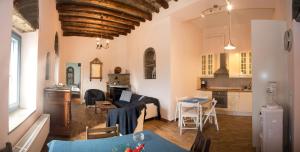 EpiskopiónPetra Traditional House的客厅以及带沙发和桌子的厨房。