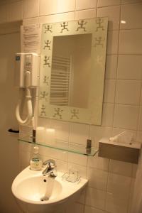 亚贝克德卡斯坦布姆住宿加早餐酒店的一间带水槽和镜子的浴室