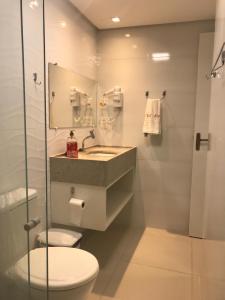 塔曼达雷APART HOTEL MARINAS TAMANDARÉ - Flat 104的浴室配有卫生间、盥洗盆和淋浴。