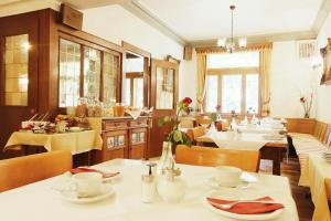 卡尔斯特米歇尔斯加尼兰德豪斯酒店的一间带桌椅的餐厅和一间用餐室
