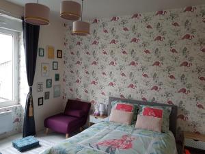 沙托鲁Le Prestige Saint André的一间卧室配有一张床和一张紫色椅子
