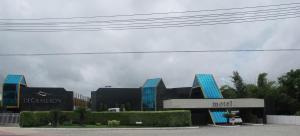 萨尔瓦多Motel Decameron (Adults Only)的前面有蓝色窗户的黑色建筑