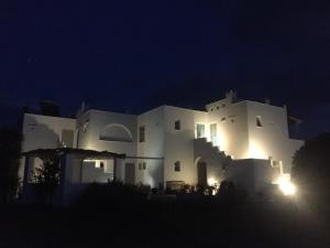 布拉卡Helios Beach Studios的一座白色的建筑,灯火照亮