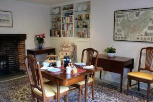 贝里圣埃德蒙兹St Mary’s Bed & Breakfast的一间带桌椅和壁炉的用餐室