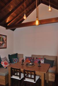 克鲁兹·德·特赫达Casa Guayarmina的客厅配有桌子和沙发