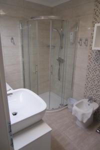 Mlaka pri KranjuHomestay Sreš的带淋浴、盥洗盆和卫生间的浴室