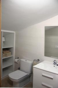 瓦伦西亚马尔瓦罗萨海滩假日公寓酒店的白色的浴室设有卫生间和水槽。