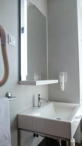 里斯本easyHotel Lisbon的白色的浴室设有水槽和镜子