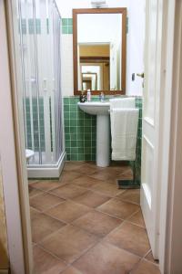克罗托内BQ Central Apartments的一间带水槽、淋浴和镜子的浴室