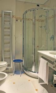 帕尔马达都国际酒店的带淋浴和凳子的浴室