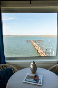 钦科蒂格在水一方宾馆的一张桌子,从窗口可欣赏到码头的景色